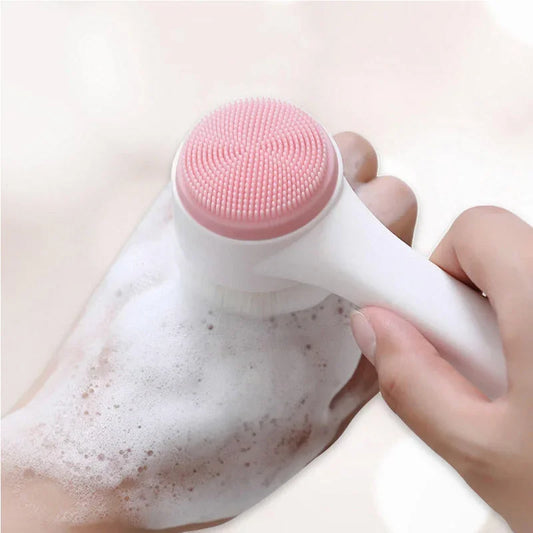 Brosse en silicone et en fibre pour nettoyer en profondeur et exfolier en douceur le visage.